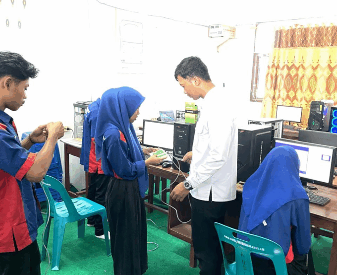 Menjelajahi Teknologi : Eksperimen Seru di Laboratorium Sekolah Kami!